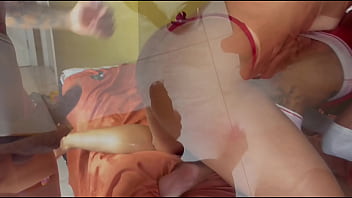 O padrasto mais novo comendo as duas enteadas