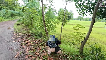 สาวไทยเดินเล่นโชว์หีริมทาง เสียงไทยชัด thumbnail