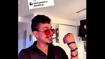 Mini compilado de eu antigo biscoitando dublando o alastor