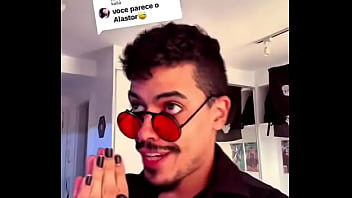 Mini compilado de eu antigo biscoitando dublando o alastor