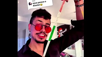 Mini compilado de eu antigo biscoitando dublando o alastor