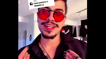 Mini compilado de eu antigo biscoitando dublando o alastor