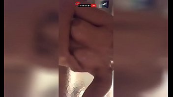 Sexy snap model have fun with fans