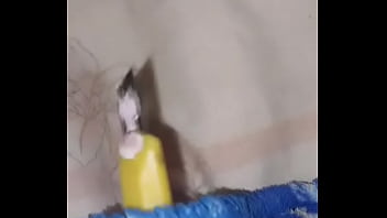 Enfiando as bolas na buceta