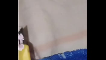 Enfiando as bolas na buceta