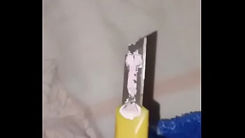 Enfiando as bolas na buceta