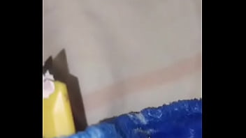 Enfiando as bolas na buceta