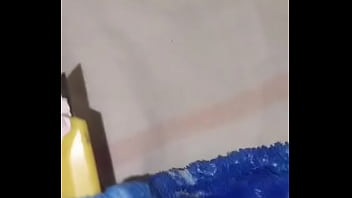 Enfiando as bolas na buceta