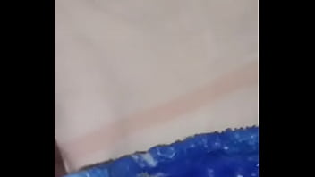 Enfiando as bolas na buceta