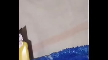 Enfiando as bolas na buceta