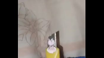 Enfiando as bolas na buceta