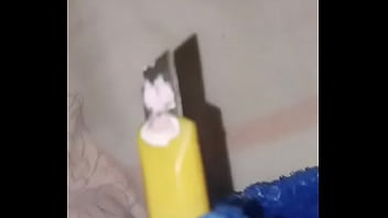 Enfiando as bolas na buceta