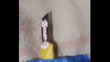 Enfiando as bolas na buceta