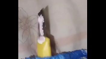 Enfiando as bolas na buceta