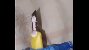 Enfiando as bolas na buceta