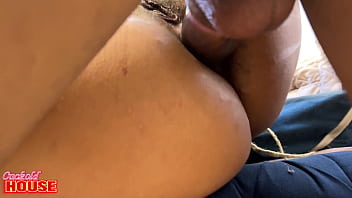 Essa gata safada trai o marido corno pelo celular e na própria casa