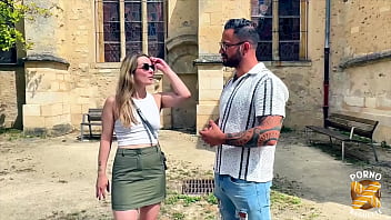 Cat in mini magnifique blonde veut une bite bien dure