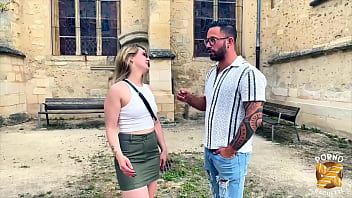 Cat in mini magnifique blonde veut une bite bien dure