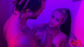 Arregacei a bucetinha da putinha enquanto ela tomava banho e comi gostoso até ela gozar