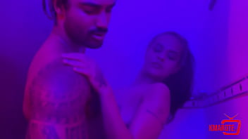 Arregacei a bucetinha da putinha enquanto ela tomava banho e comi gostoso até ela gozar