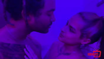 Arregacei a bucetinha da putinha enquanto ela tomava banho e comi gostoso até ela gozar