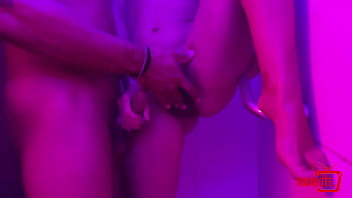 Arregacei a bucetinha da putinha enquanto ela tomava banho e comi gostoso até ela gozar