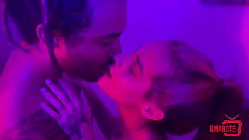 Arregacei a bucetinha da putinha enquanto ela tomava banho e comi gostoso até ela gozar