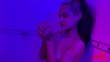 Arregacei a bucetinha da putinha enquanto ela tomava banho e comi gostoso até ela gozar