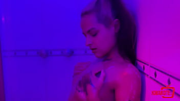 Arregacei a bucetinha da putinha enquanto ela tomava banho e comi gostoso até ela gozar