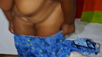 Empregada gostosa trocando de roupa com a porta aberta