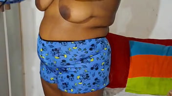 Empregada gostosa trocando de roupa com a porta aberta