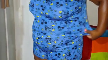 Empregada gostosa trocando de roupa com a porta aberta