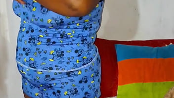 Empregada gostosa trocando de roupa com a porta aberta