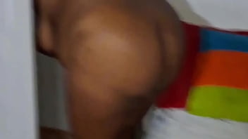 Empregada gostosa trocando de roupa com a porta aberta