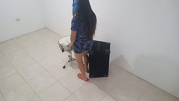 La profesora de musica me esta enseñando a interpretar el tambor luego de varios intentos comence a ponerle ritmo al tambor luego ella comenzo a bailar sexy y finalmente terminamos follando