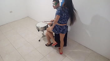 La Profesora De Musica Me Esta Enseñando A Interpretar El Tambor Luego De Varios Intentos Comence A Ponerle Ritmo Al Tambor Luego Ella Comenzo A Bailar Sexy Y Finalmente Terminamos Follando thumbnail