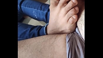 Una Mañana Me Toca El Pene Con Sus Pies thumbnail