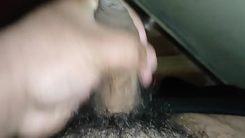 Joven latino quiere follarse a su sirvienta y se masturba pensando en el enorme culo de su sirvienta