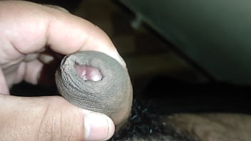 Joven latino quiere follarse a su sirvienta y se masturba pensando en el enorme culo de su sirvienta