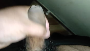 Joven latino quiere follarse a su sirvienta y se masturba pensando en el enorme culo de su sirvienta