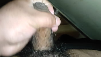 Joven latino quiere follarse a su sirvienta y se masturba pensando en el enorme culo de su sirvienta