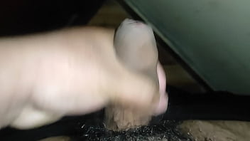 Joven latino quiere follarse a su sirvienta y se masturba pensando en el enorme culo de su sirvienta