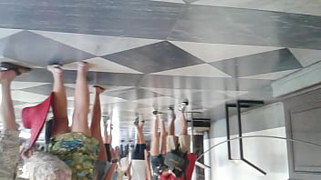 Novinha de shortinho no museu 1 teen short shorts in art gallery 1