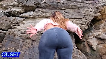 Rubia culona tiene sexo en la playa con su padrastro