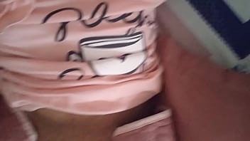 Jovencita colegiala se levanta teniendo sueños mojados y se levanta cachonda con su coño mojadas