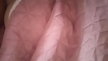 Jovencita colegiala se levanta teniendo sueños mojados y se levanta cachonda con su coño mojadas