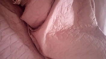 Jovencita colegiala se levanta teniendo sueños mojados y se levanta cachonda con su coño mojadas