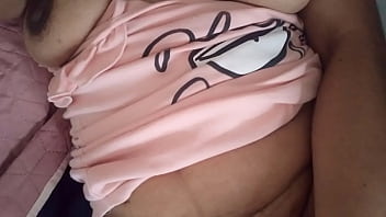 Jovencita colegiala se levanta teniendo sueños mojados y se levanta cachonda con su coño mojadas