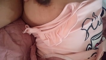 Jovencita colegiala se levanta teniendo sueños mojados y se levanta cachonda con su coño mojadas