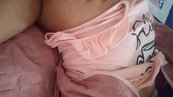 Jovencita colegiala se levanta teniendo sueños mojados y se levanta cachonda con su coño mojadas